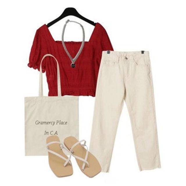 大红色小短款褶皱上衣 米白色高腰直筒裤 系带凉鞋 白色帆布包