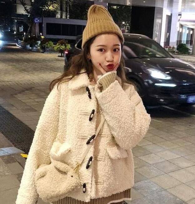 米色羊羔绒外套怎么搭配